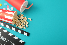 image d'un clap de cinema, du popcorn et un soda