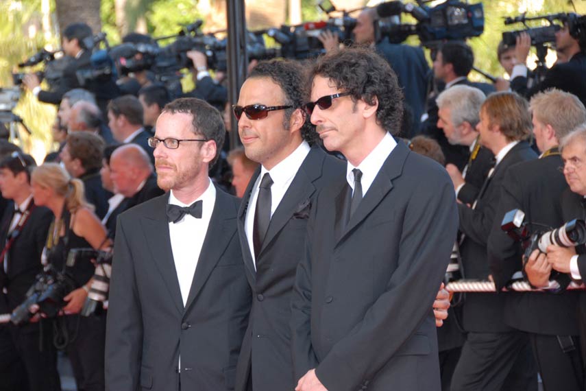 Alejandro González Inárritu surrounded by Ethan and Joel Coen