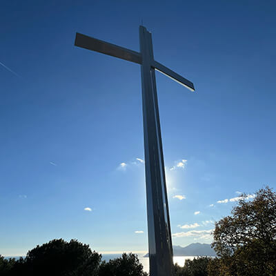 La croix embl&eacute;matique et historique de la Croix-des-Gardes a retrouv&eacute; sa place
