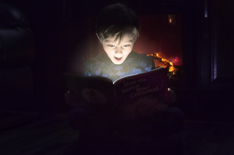 Image d'un enfant devant un livre
