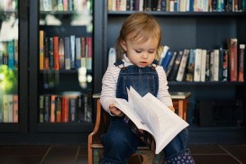 Image d'un enfant devant un livre