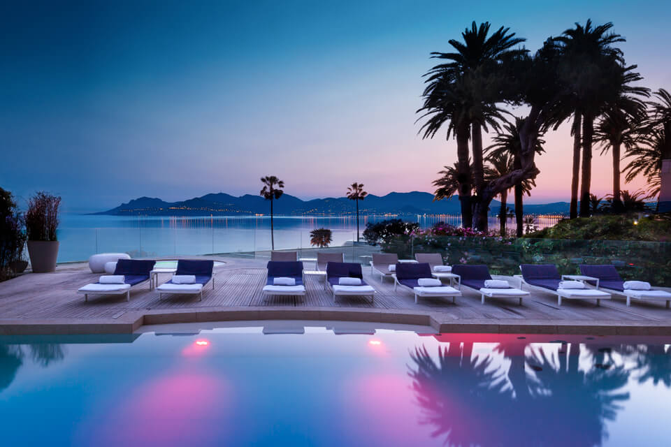 Un hôtel à Cannes au coucher du soleil