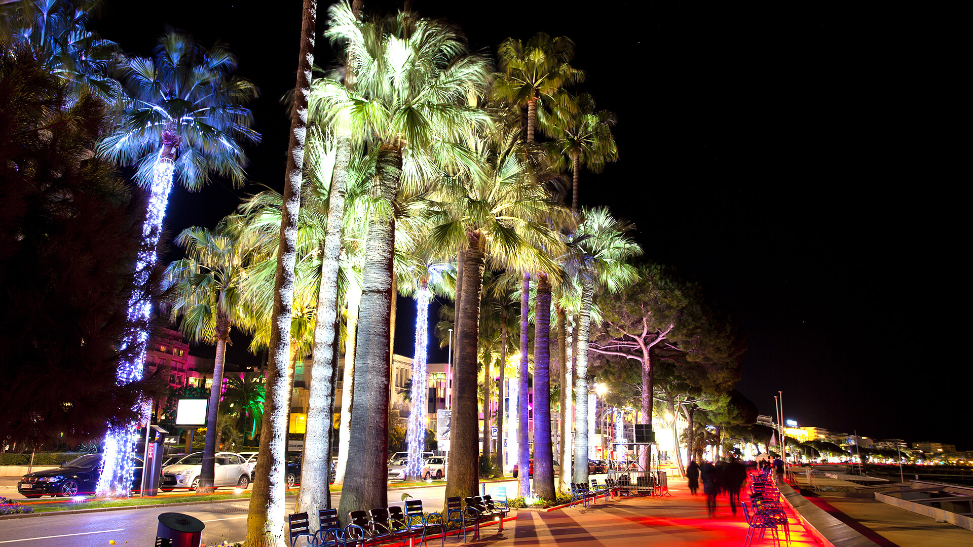 Une photo de la Croisette de nuit