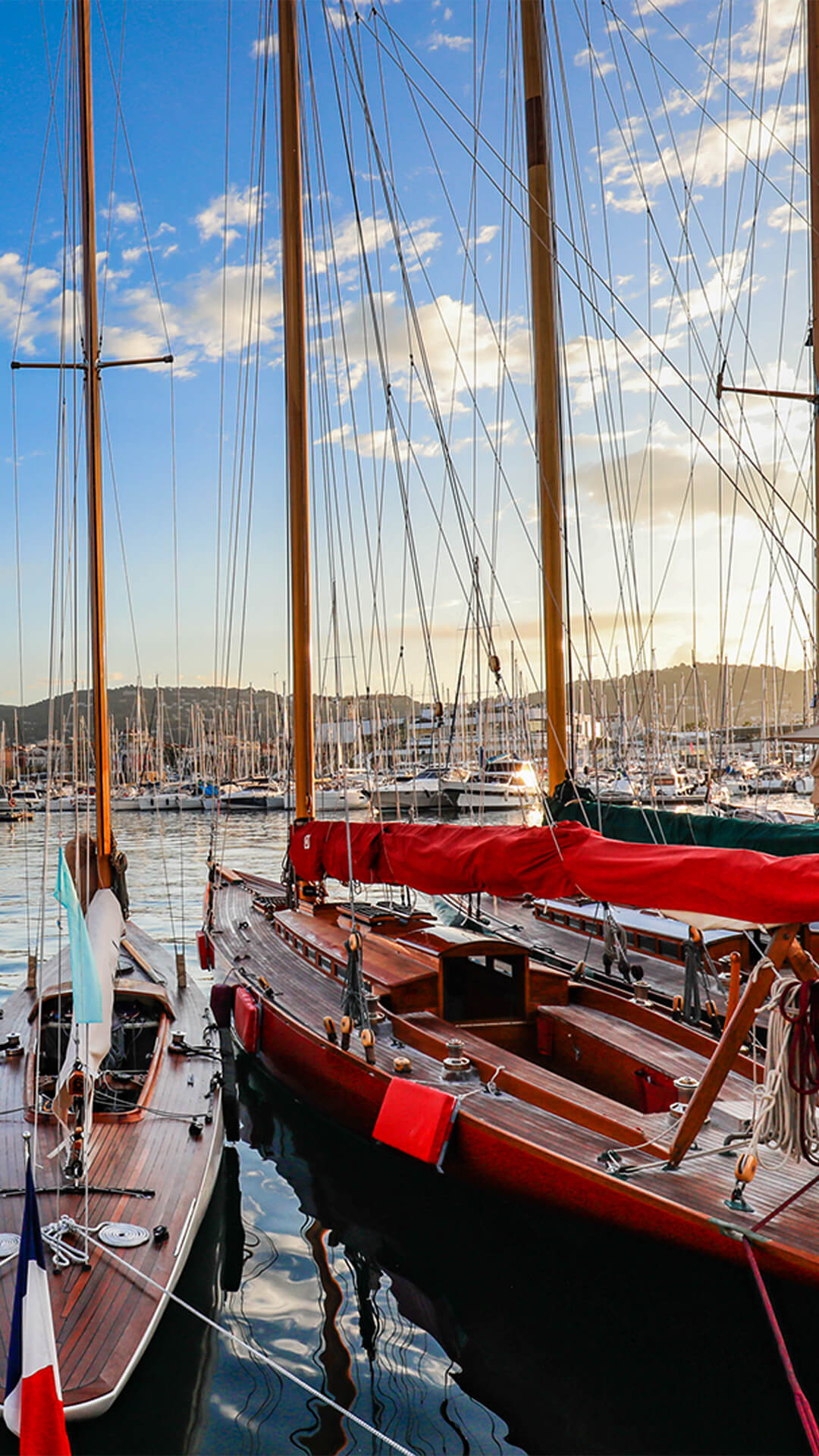 Des bateaux dans le Vieux port de Cannes