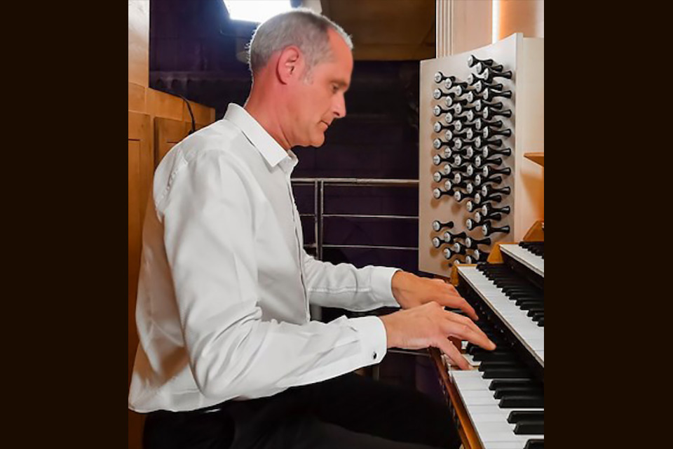 Jean-Cyrille Gandillet devant un orgue