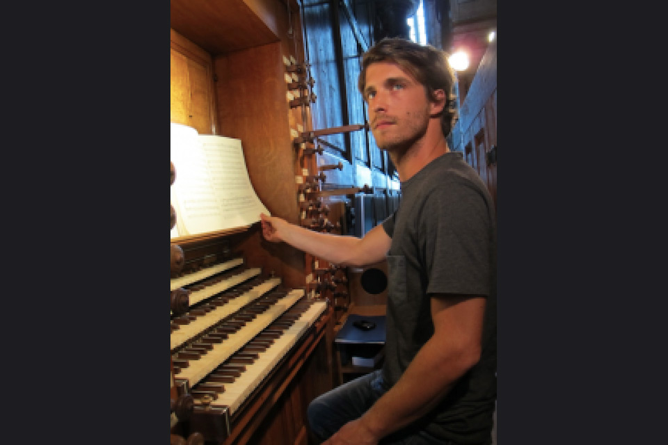 Charles-Henri Maulini devant un orgue