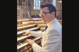 Gabriele Studer devant un orgue