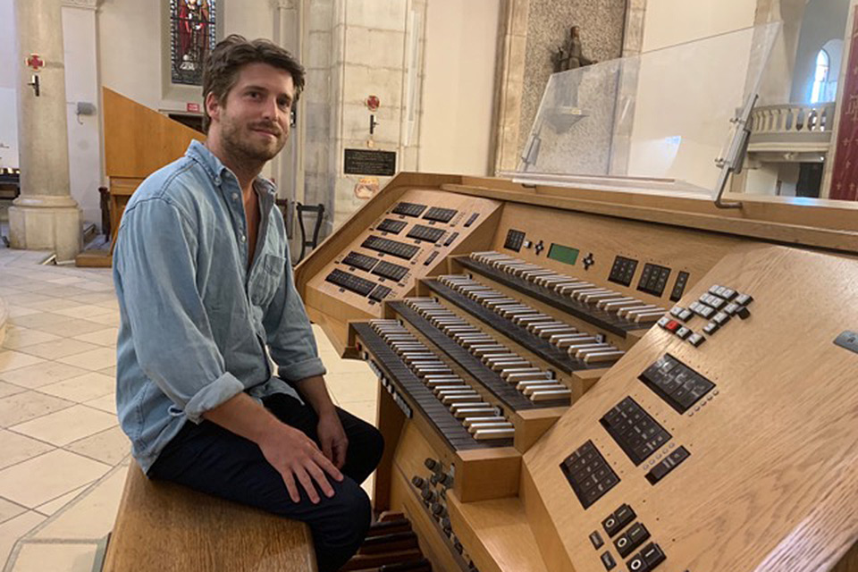 Charles-Henri Maulini devant un orgue