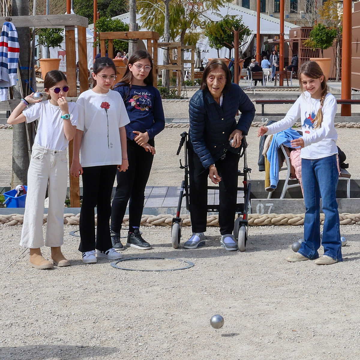 Partie de pétanque disputée entre les élèves de l’école Saint-Joseph et des résidents de l’Ehpad Simone Veil 