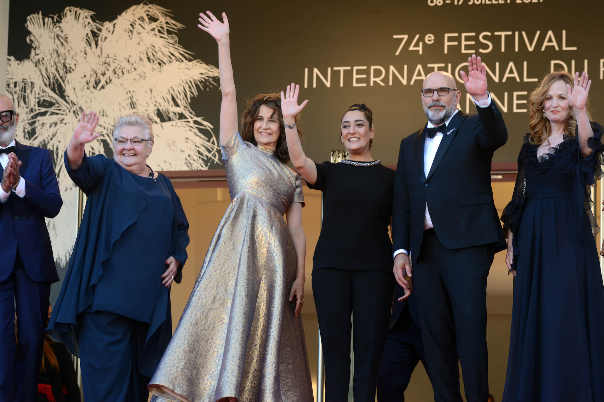 Valérie Lemercier and the crew of the film "Aline"