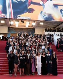 82 women on the stairs