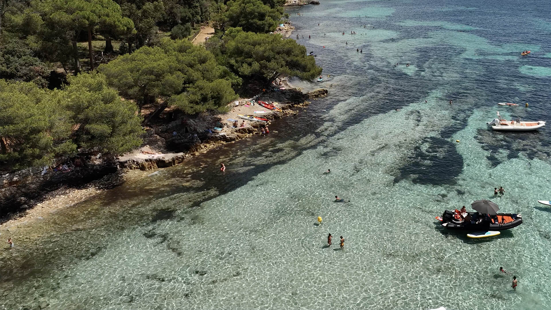Eaux turquoises entre les îles