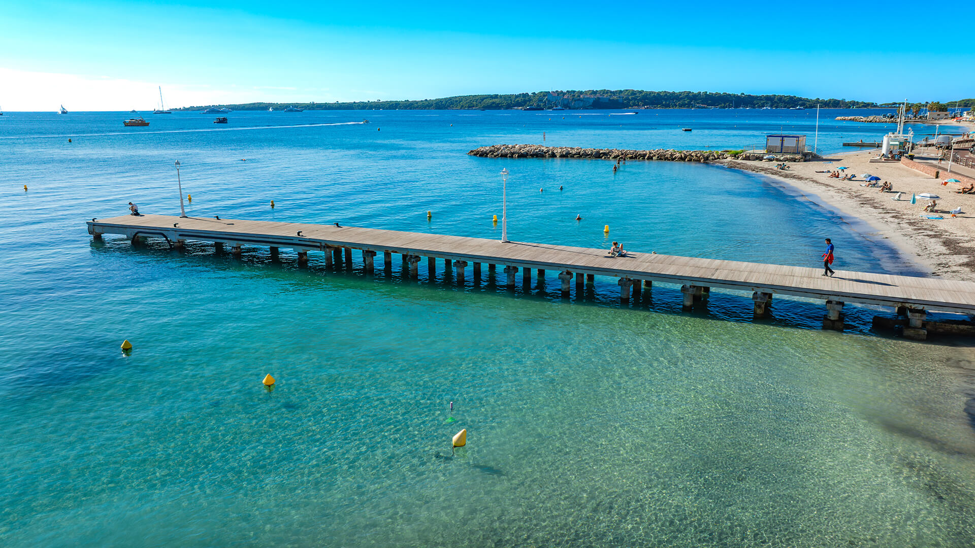 Le ponton de la plage du Moure Rouge.