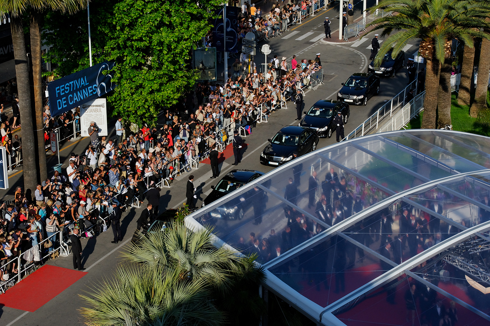 The arrival of official vehicles