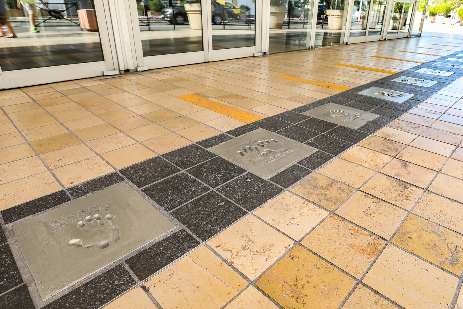 Empreintes devant l'entrée du Palais des festivals et des congrès