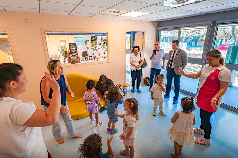 Visite de David Lisnard &agrave; la cr&egrave;che municipale des Elfes et pr&eacute;sentation des ateliers p&eacute;dagogiques &copy;Mairie de Cannes