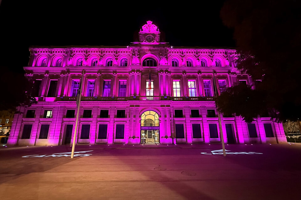 L'Hôtel de Ville illuminé en rose dans le cadre de « Octobre Rose » © Mairie de Cannes