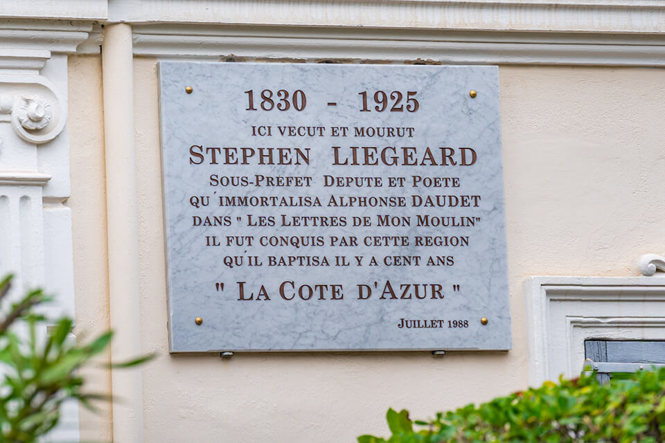 Restauration de la plaque comm&eacute;morative d&eacute;di&eacute;e &agrave; St&eacute;phen Li&eacute;geard, situ&eacute;e sur la Villa des Violettes &copy; Mairie de Cannes