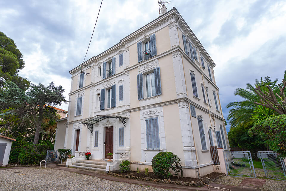 Restauration de la plaque comm&eacute;morative d&eacute;di&eacute;e &agrave; St&eacute;phen Li&eacute;geard, situ&eacute;e sur la Villa des Violettes &copy; Mairie de Cannes