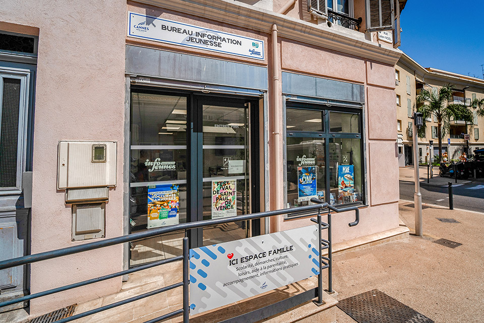 Espace famille au BIJ permet de s’informer et réaliser ses démarches administratives en un seul et même lieu.