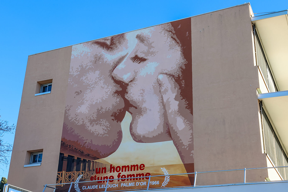 Une nouvelle fresque murale rend hommage à la mythique scène d'Un homme et une femme de Claude Lelouch