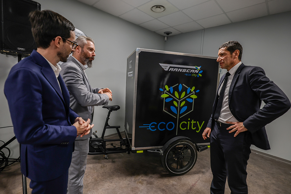 Lundi 29 janvier 2024, David Lisnard, maire de Cannes, Pierre Ippolito, directeur du groupe Ippolito, et Franck Cannata, dirigeant du groupe Transcan, ont inauguré Transcan Eco-City, entreprise spécialisée dans la logistique urbaine durable, au sein du quartier République, à Cannes. 