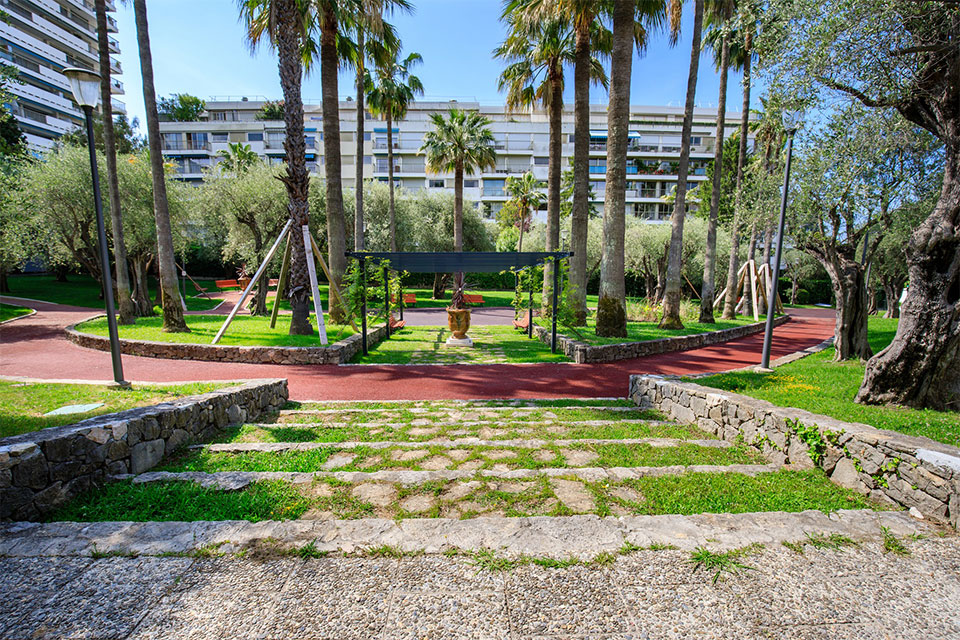 Square des oliviers photo