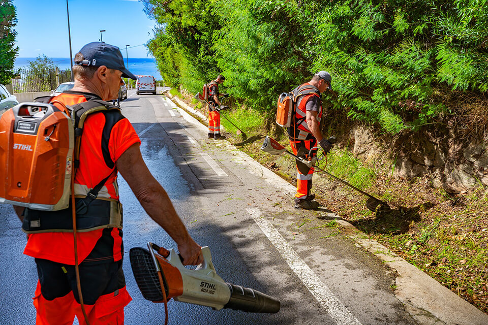 Les agents de l&rsquo;Agglom&eacute;ration Cannes L&eacute;rins et de la Mairie de Cannes assurent le d&eacute;broussaillement des vallons publics, le d&eacute;gagement des foss&eacute;s et le nettoyage des avaloirs.