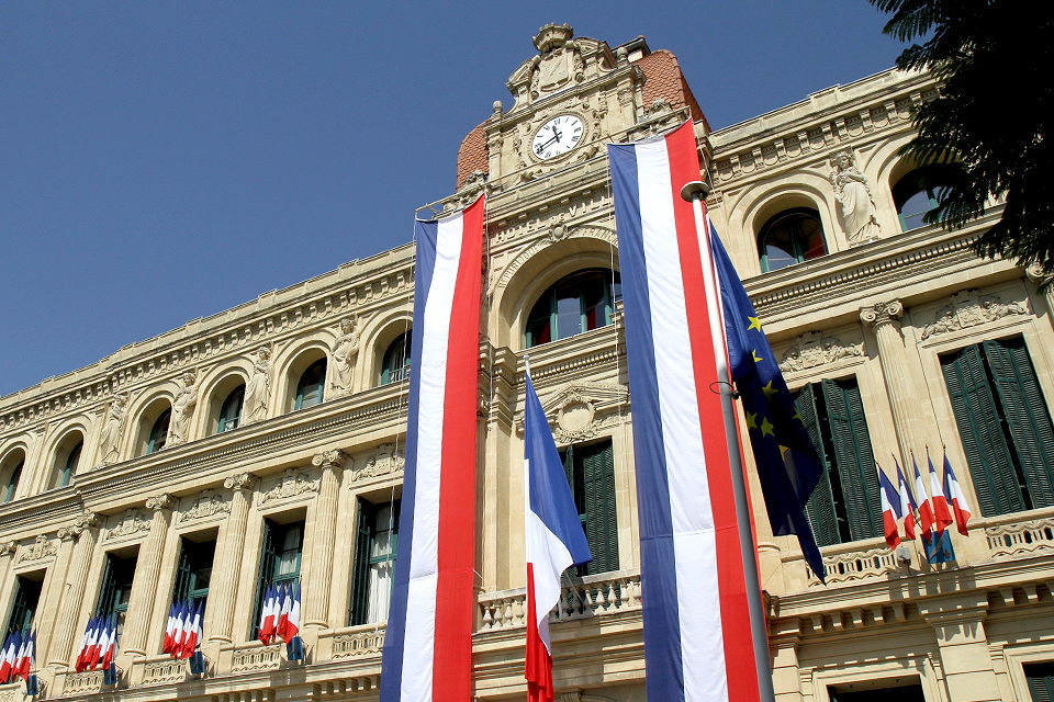 H&ocirc;tel de ville avec drapeau fran&ccedil;ais