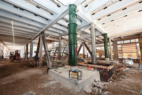 les travaux ont d&eacute;but&eacute; par la mise en place de 475 pieux, d&rsquo;une profondeur comprise entre 12 et 20 m&egrave;tres, afin de r&eacute;pondre aux exigences parasismiques