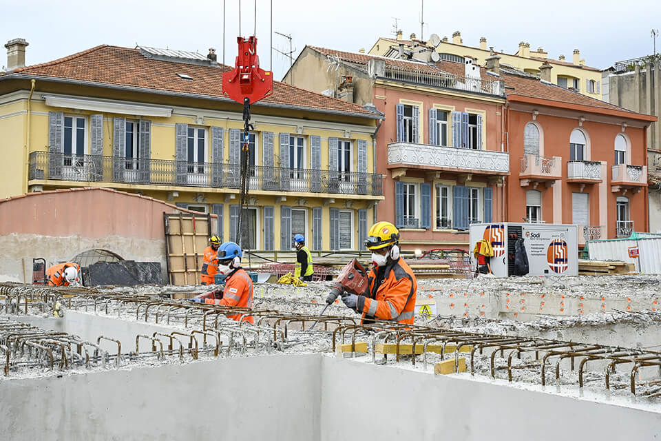  Pr&eacute;paration technique des poutres renforc&eacute;es par ferraillage avant b&eacute;tonnage et liaison avec les dalles. 