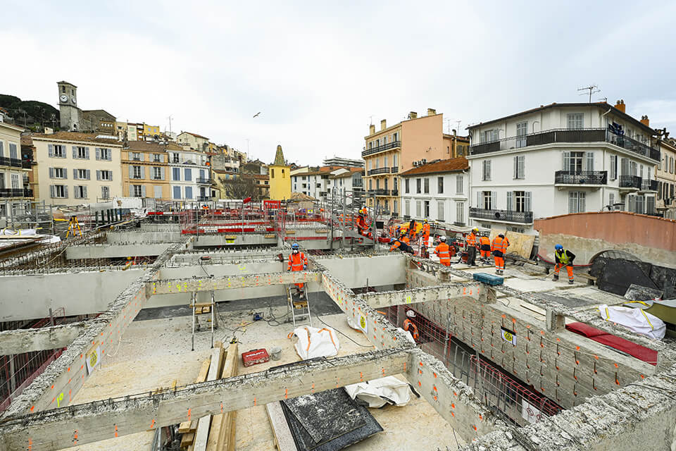  Au premier plan, des poutres non encore renforc&eacute;es et pr&eacute;-perc&eacute;es pour recevoir leur ferraillage. 