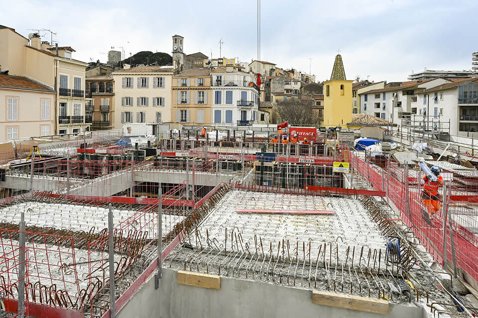  Les ferrailles laiss&eacute;es en attente permettent ensuite d&rsquo;assurer la liaison avec les dalles de toiture. 