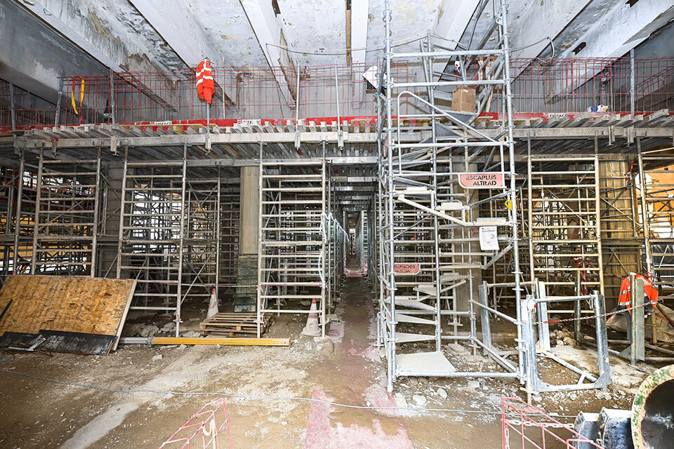Comme les poutres se situent &agrave; environ 6 m&egrave;tres de hauteur, un vaste &eacute;chafaudage, avec plancher interm&eacute;diaire, a &eacute;t&eacute; install&eacute; &agrave; environ 1 m&egrave;tre sous les poutres, sur l&rsquo;ensemble de l&rsquo;emprise du march&eacute;.