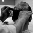 coiffeur qui coupe les cheveux d'une personne