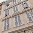 façade immeuble avec volets