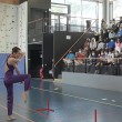 une femme danse devant des élèves