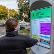 Un garçon utilise la borne sur les risques majeurs