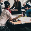 étudiants autour d'une table à discuter