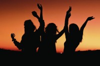 Silhouettes de femmes sur coucher de soleil