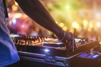 personne devant une table de mixage