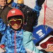 enfants avec casque et masque de ski