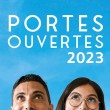 étudiants autour d'une table à discuter