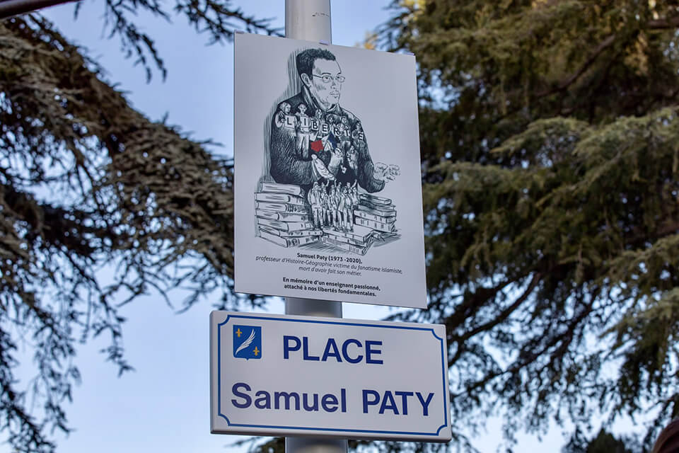 Plaque commémorative Place Samuel Paty