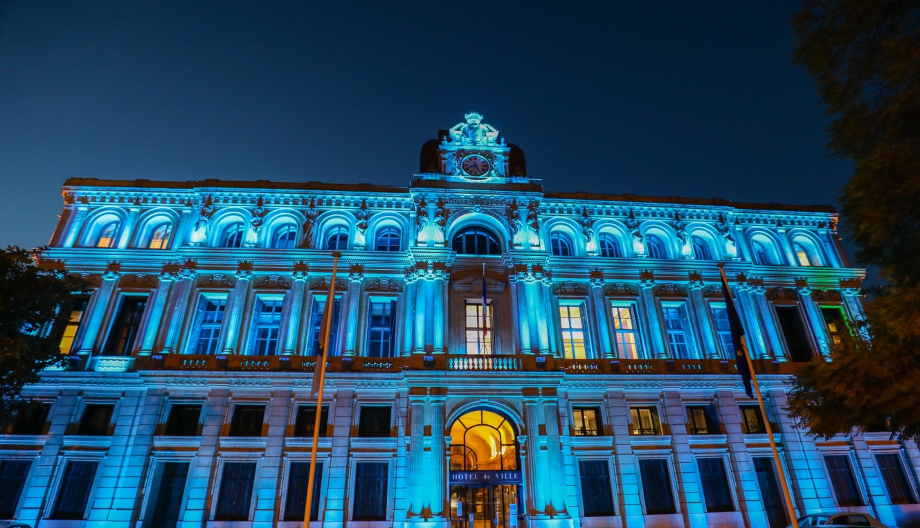 Après le doré en septembre et le rose en octobre, la Mairie de Cannes illumine en bleu l’hôtel de ville en novembre pour la santé masculine.