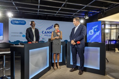 La Mairie de Cannes, repr&eacute;sent&eacute;e par Ang&eacute;lique Sunsero, directeur g&eacute;n&eacute;ral adjoint des services, re&ccedil;oit le Prix de la Relation citoyen 2026 &copy; : Vincent Baillais