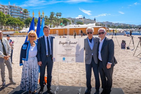 David Lisnard, maire de Cannes, en pr&eacute;sence d&rsquo;Iris Knobloch, pr&eacute;sidente du Festival de Cannes, Bernard d'Ormale, pr&eacute;sident de la Fondation Brigitte Bardot et Thierry Fr&eacute;maux, directeur g&eacute;n&eacute;ral du Festival de Cannes, inaugurent la Plage Brigitte Bardot &copy; Mairie de Cannes