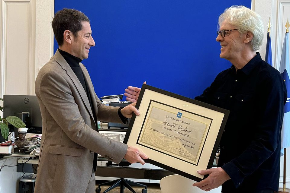 Vendredi 26 janvier, David Lisnard a remis le diplôme de Citoyen d’Honneur à Stewart Copeland, l’un des plus grands batteurs de tous les temps, pour sa contribution au rayonnement culturel de Cannes.