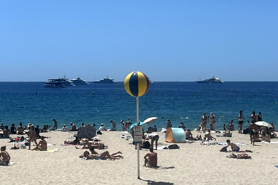 Plage avec le mat tétéoù en forme de ballon