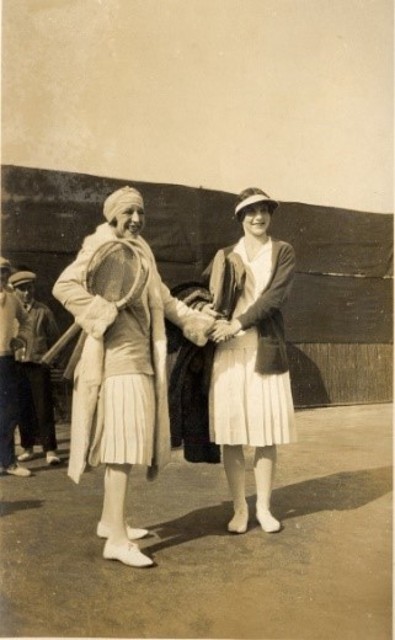 Suzanne Lenglen et Helen Wills se serrant la main après un match (1926) Archives municipales de Cannes, 25Fi731